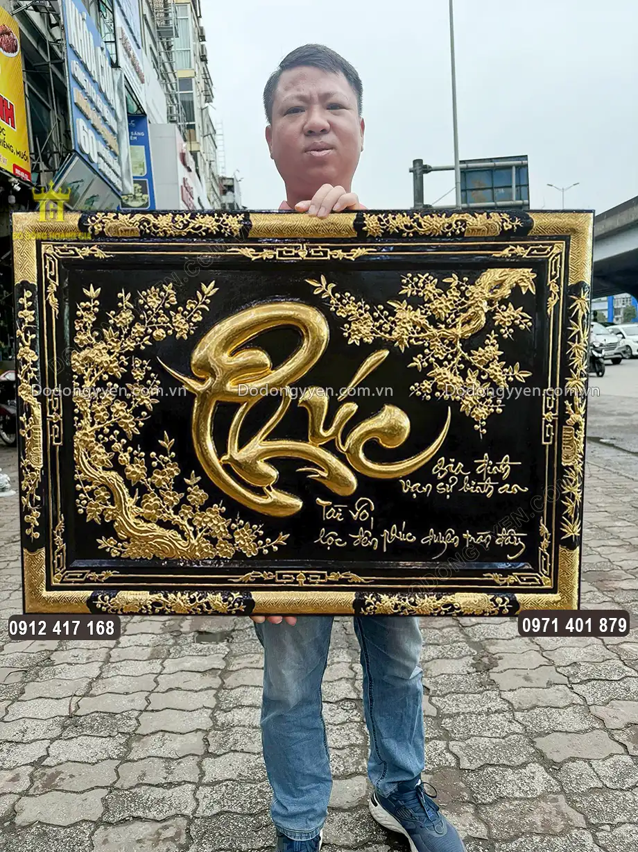 Gia chủ n&ecirc;n treo tranh l&ecirc;n cao, tại nơi c&oacute; nhiều &aacute;nh s&aacute;ng